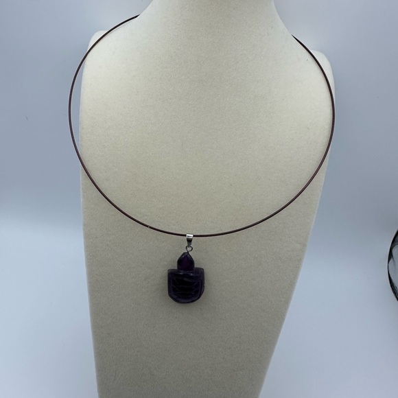 Amethyst turtle mini carving on purple wire choker with silver hardware - Picture 3 of 8